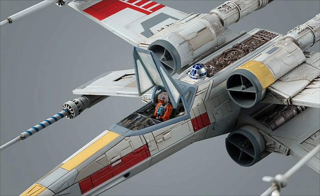 Model kit anije kozmike Revell X-Wing Starfighter 1:72, 44 pjesë, me stendë dhe sticker, bardhë/hi me detaje të kuqe