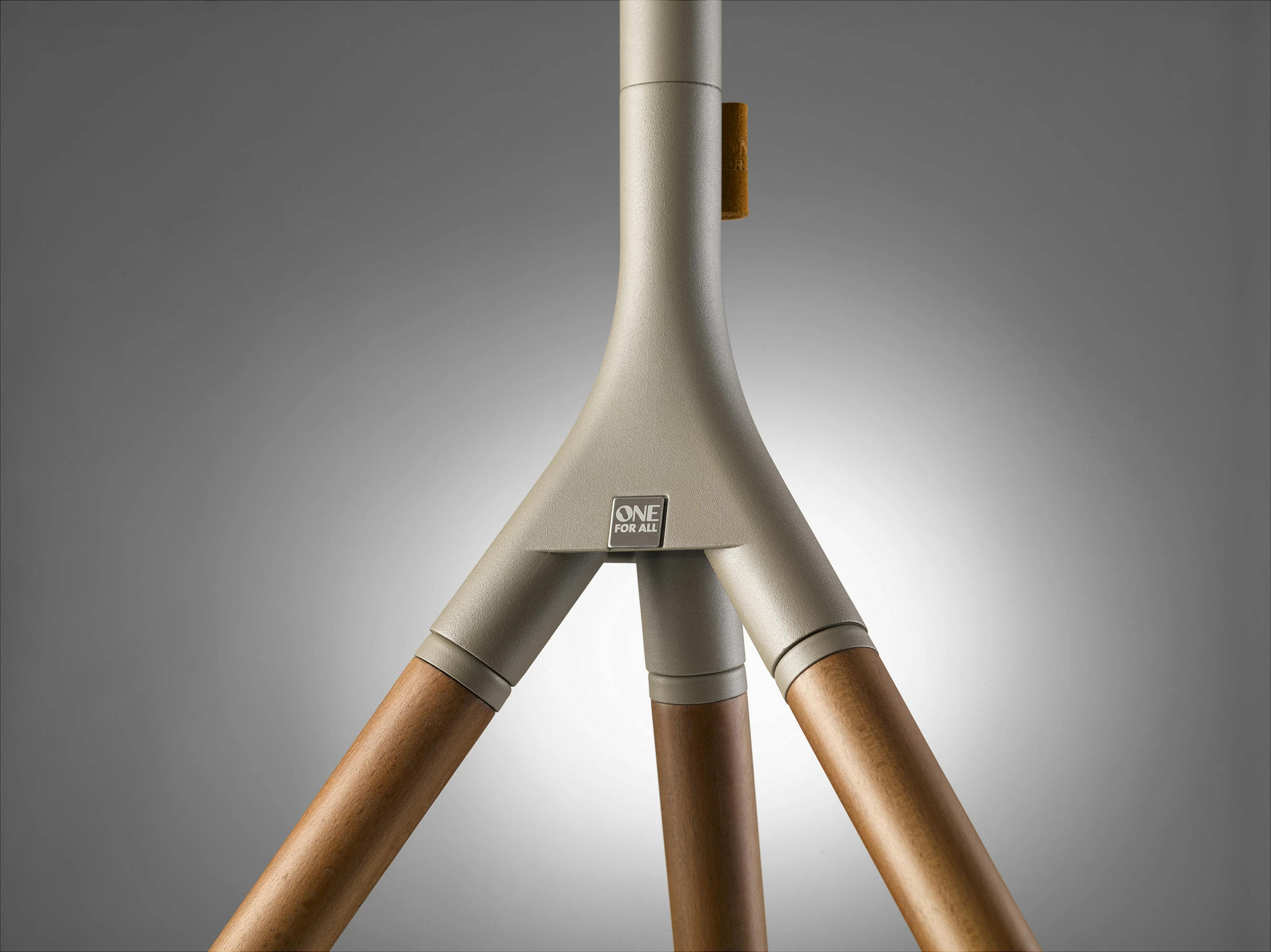 Mbajtëse TV tripod OneforAll WM7471, 32-65", rrotullim 360°, VESA deri 400x400, gri/arrë