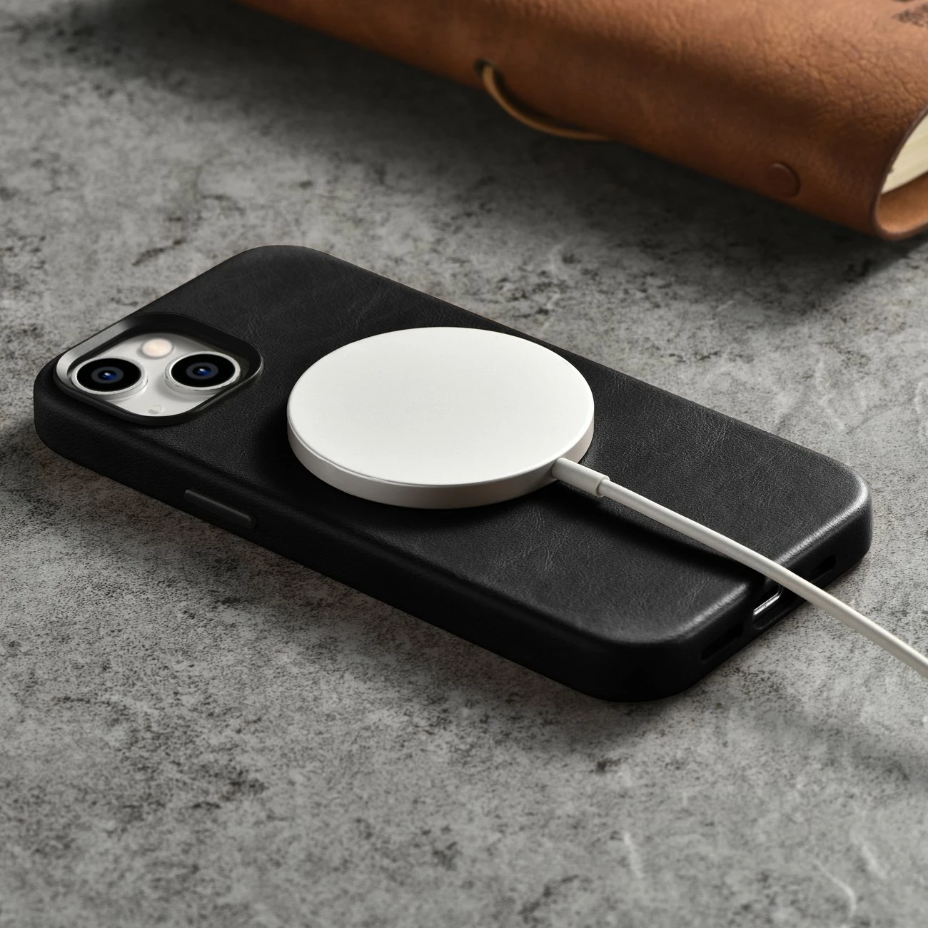 Mbështjellës lëkure iCarer Oil Wax Premium për iPhone 14, me MagSafe, i zi