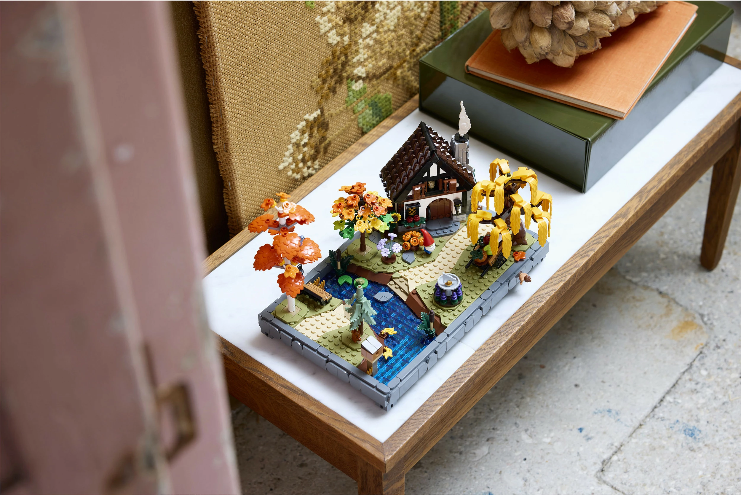 Set ndërtimi LEGO Icons Autumn Cottage Garden 11372, 1102 copë, 18+, multikolor