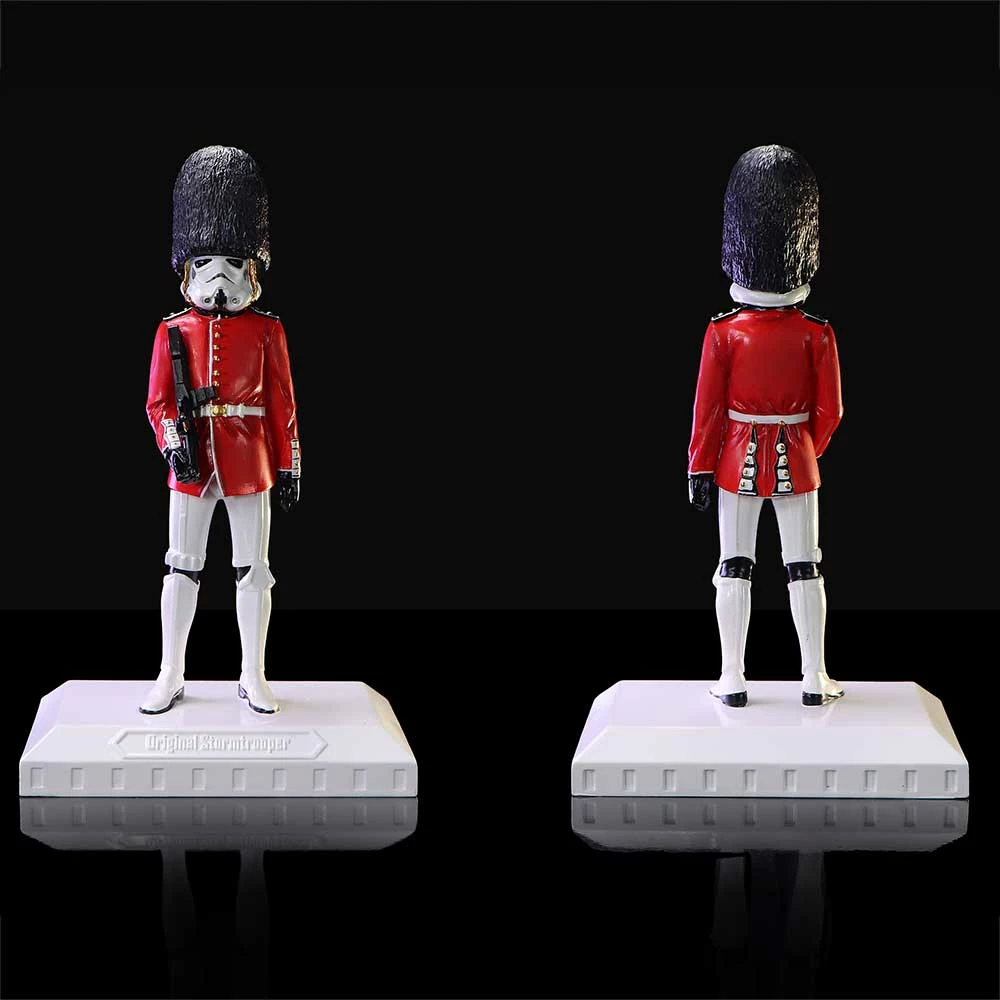 Figurinë NEMESIS NOW Stormtrooper Royal Guard prej rezine, e pikturuar me dorë, kuqe/zezë, në kuti dhurate