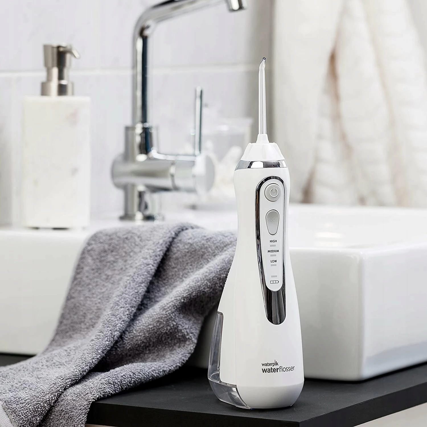 Irigator dentar Waterpik WP-580 Cordless Advanced 2.0, rezervuar 207 ml, bateri deri 45 min, 3 nivele presioni, 4 maja, i bardhë