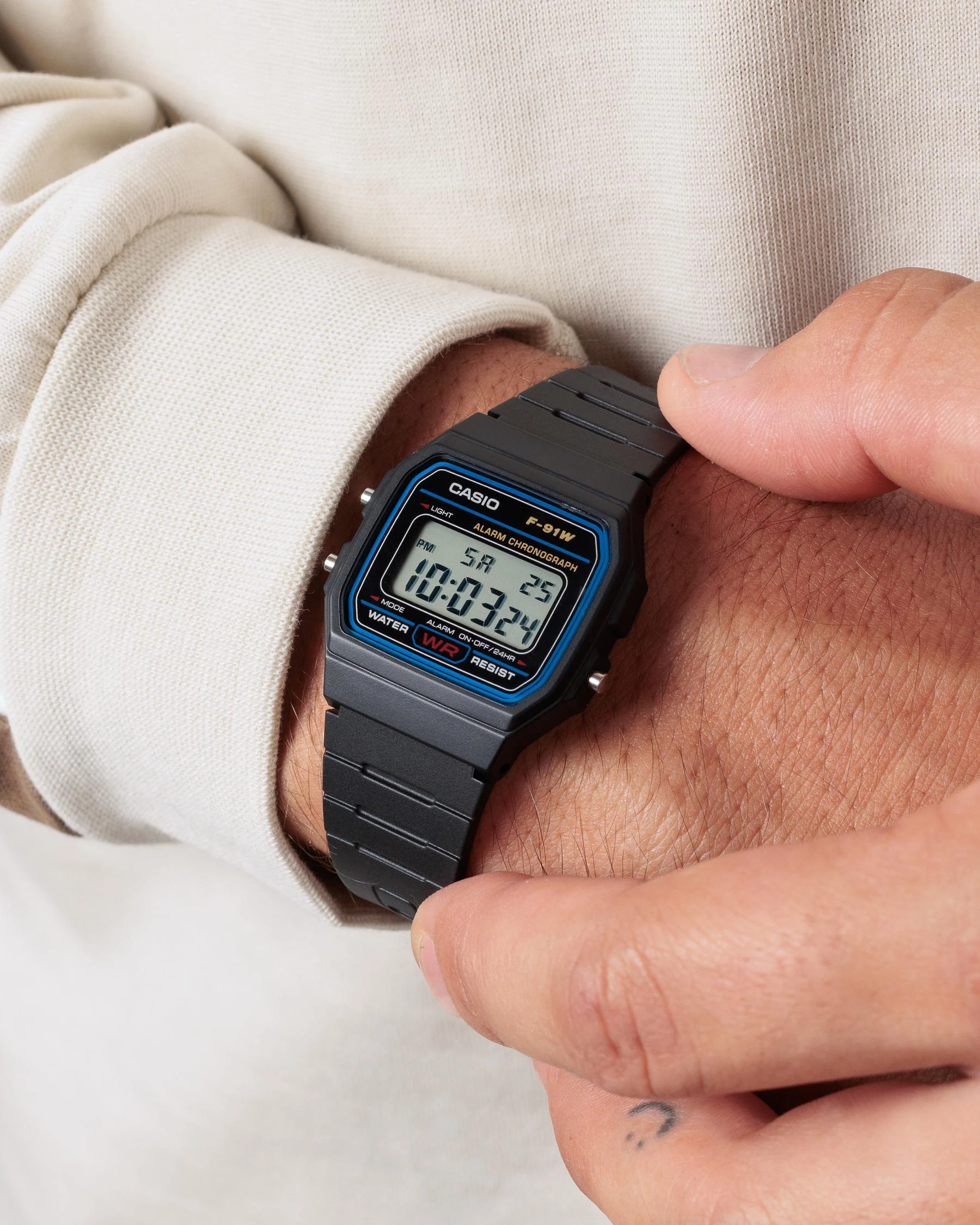 Orë dore Casio F-91W-1D, e zezë