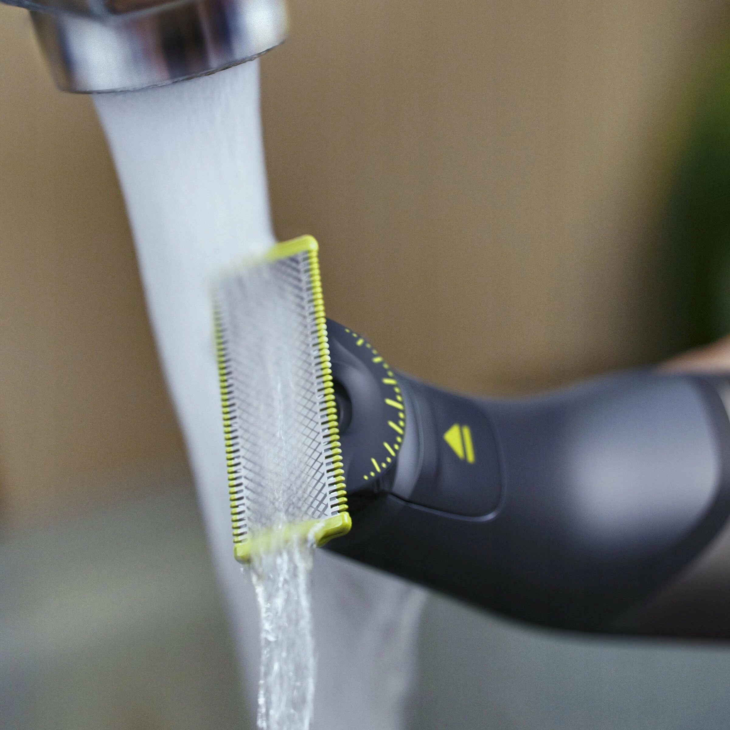 Makinë rroje Philips OneBlade Pro 360 QP6552/15, bateri 120 min, rimbushje 60 min, e papërshkueshme nga uji, 20 gjatësitë, gri, me kuti