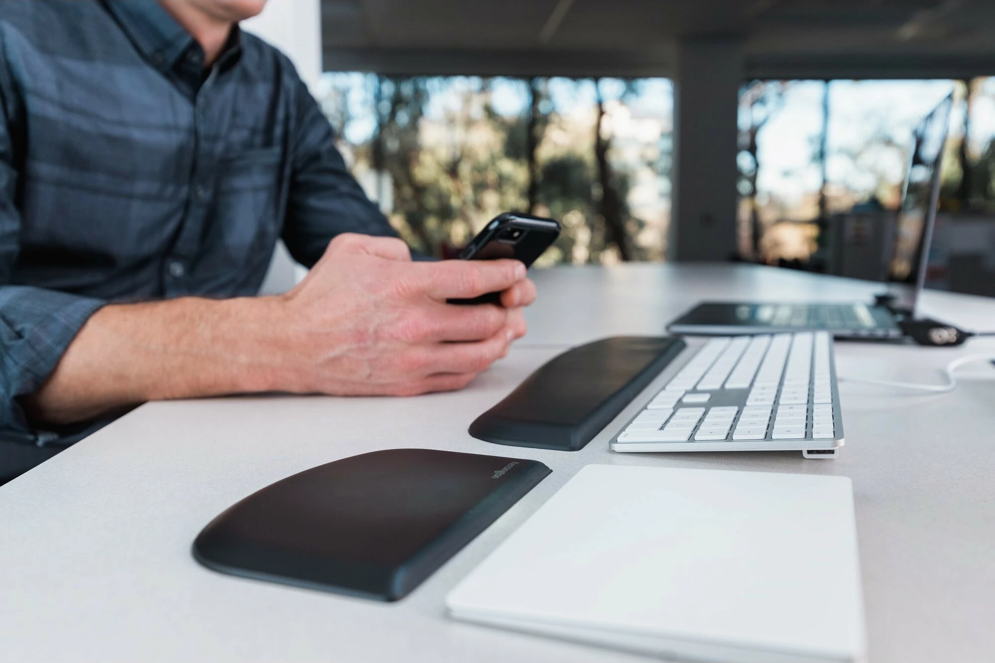 Mbështetëse kyçi Kensington ErgoSoft për tastierë slim, xhel, e zezë