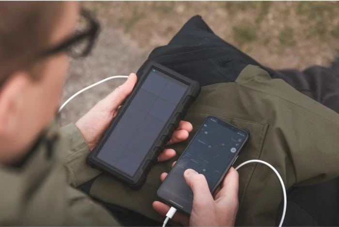 Powerbank solar SANDBERG Outdoor Solar 420-38 24000 mAh IP67 USB-C PD/QC 3.0, e zezë, set me kabllo USB-C + MicroUSB + karabiner