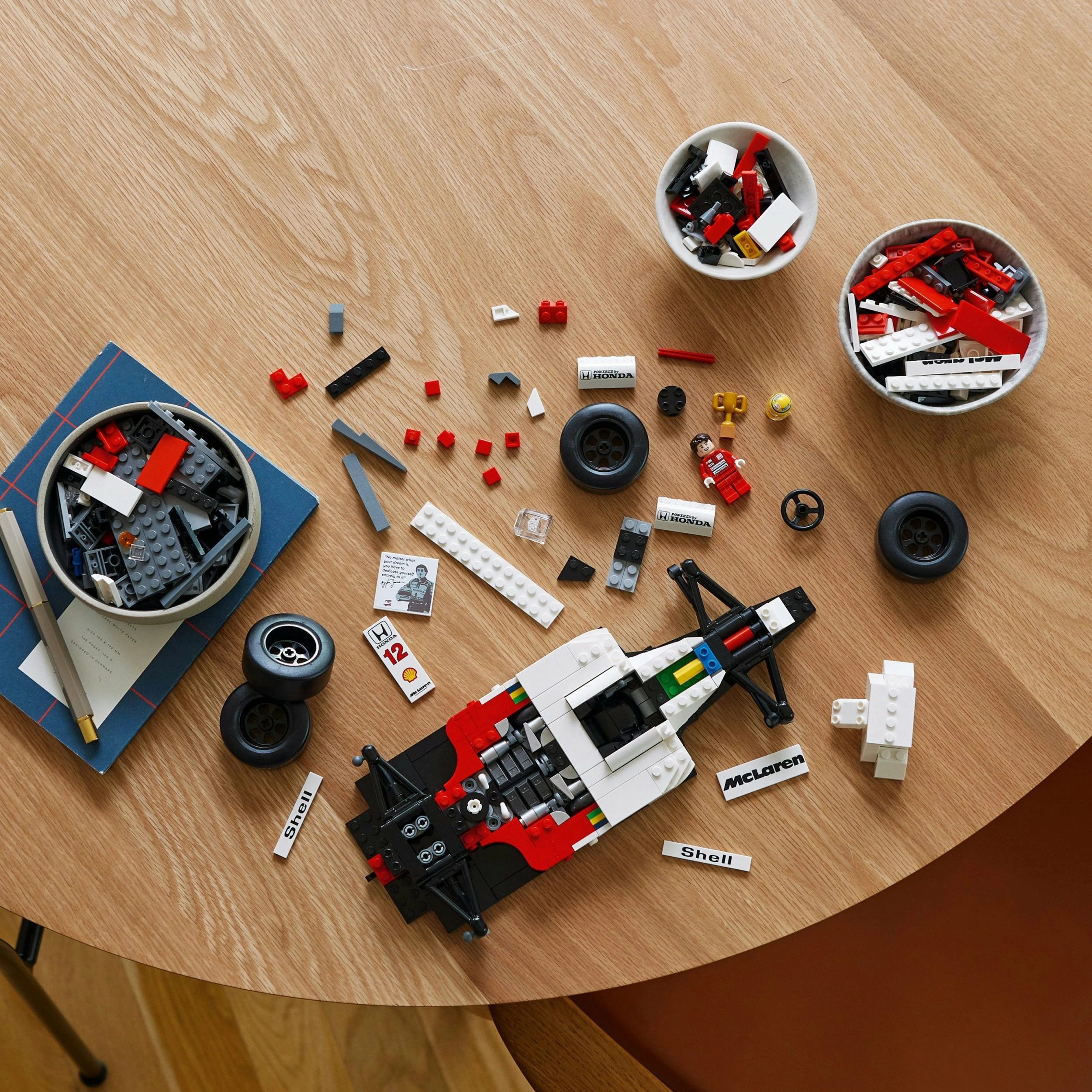 Set ndërtimi LEGO Icons McLaren MP4/4 & Ayrton Senna 10330, 693 pjesë, 18+, bardhë/kuqe