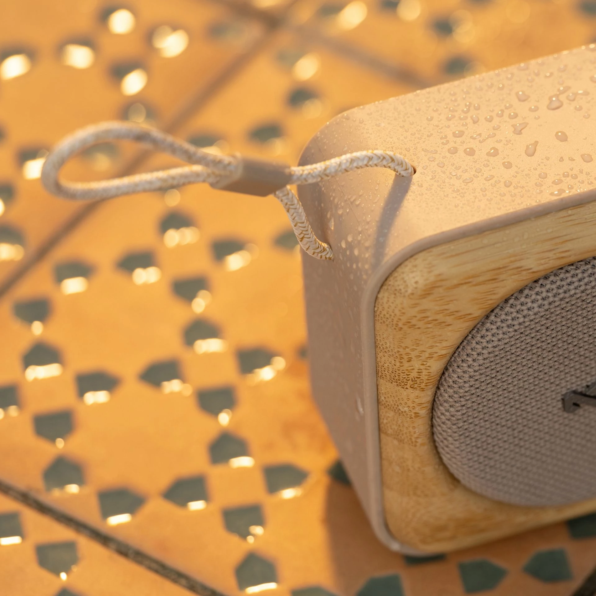 Altoparlant Bluetooth House of Marley Roots, IP67, bateri deri 14 orë, karikim i shpejtë, krem