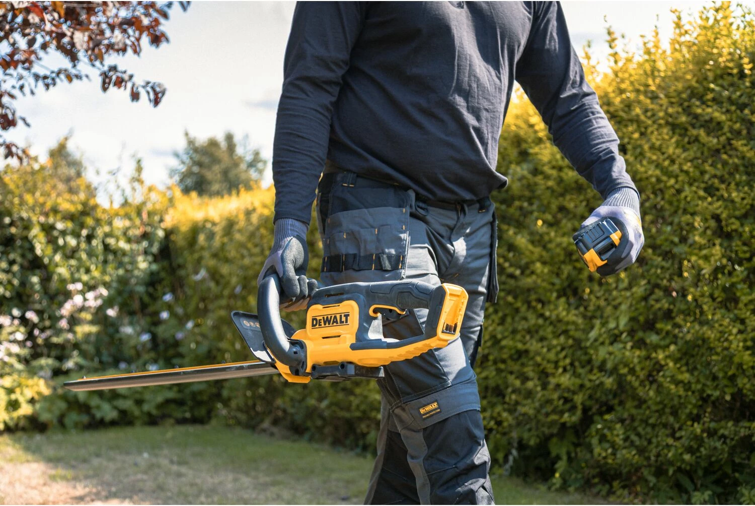 Gërshërë akumulatorike për gardh Dewalt DCMHT562P1 18V XR, 55 cm, 19 mm, set 1x 5Ah + karikues, verdhë/zezë