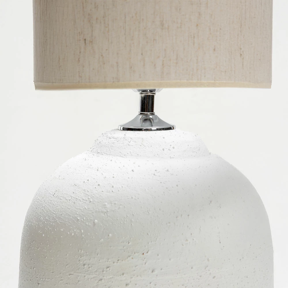 Lampë tavoline Santorini, qeramike e bardhë, abazhur liri bezhë, 30x30x60cm