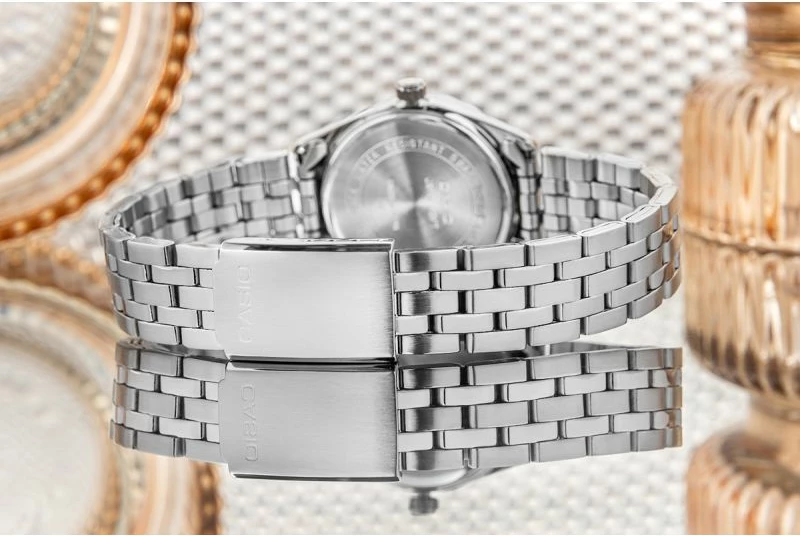 Orë dore për femra CASIO, argjendi