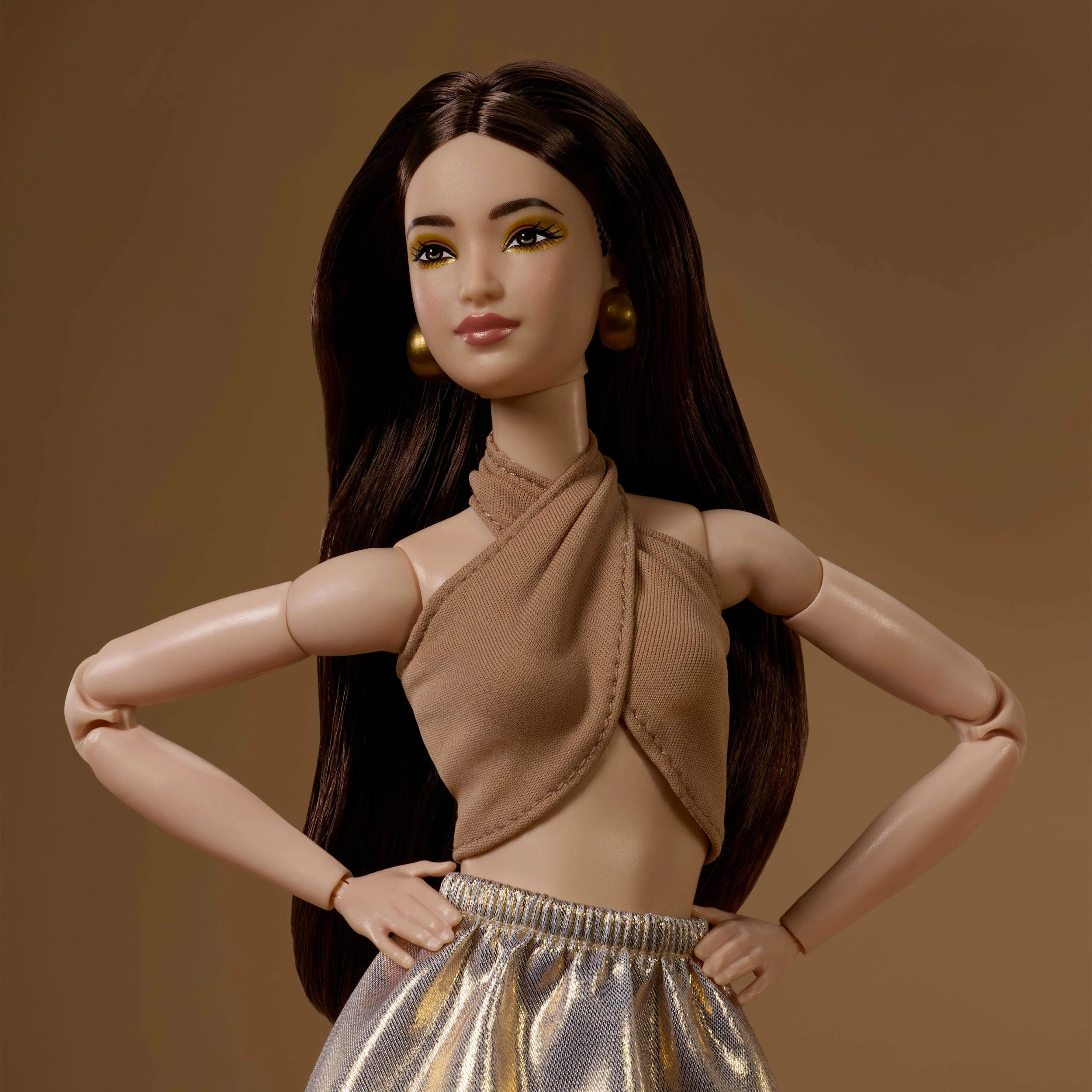 Lalkë koleksionuese Barbie Mattel Signature Basics Model 06 (JJX25), Made to Move, me bazë dhe certifikatë, ari/bezhë