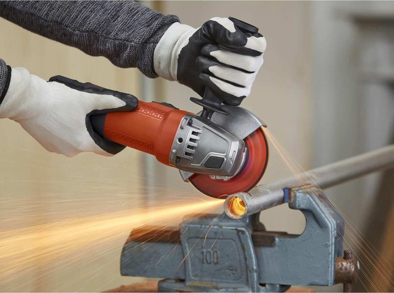 Brus këndor Black&Decker BEG110 750 W, 115 mm, M14