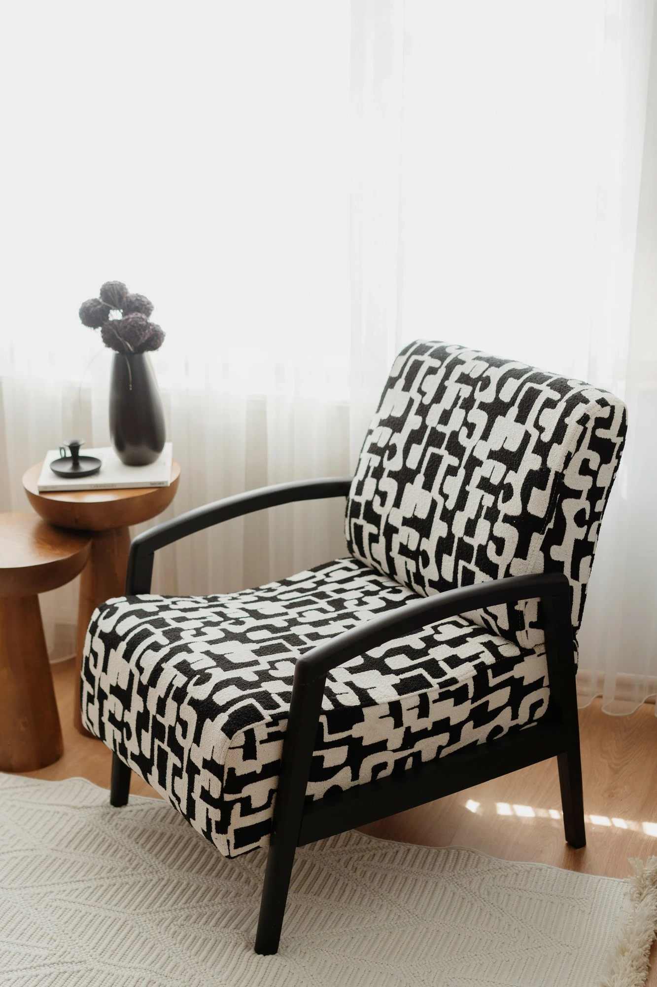 Karrige krahu, Atelier del Sofa, Luma, e zezë dhe e bardhë