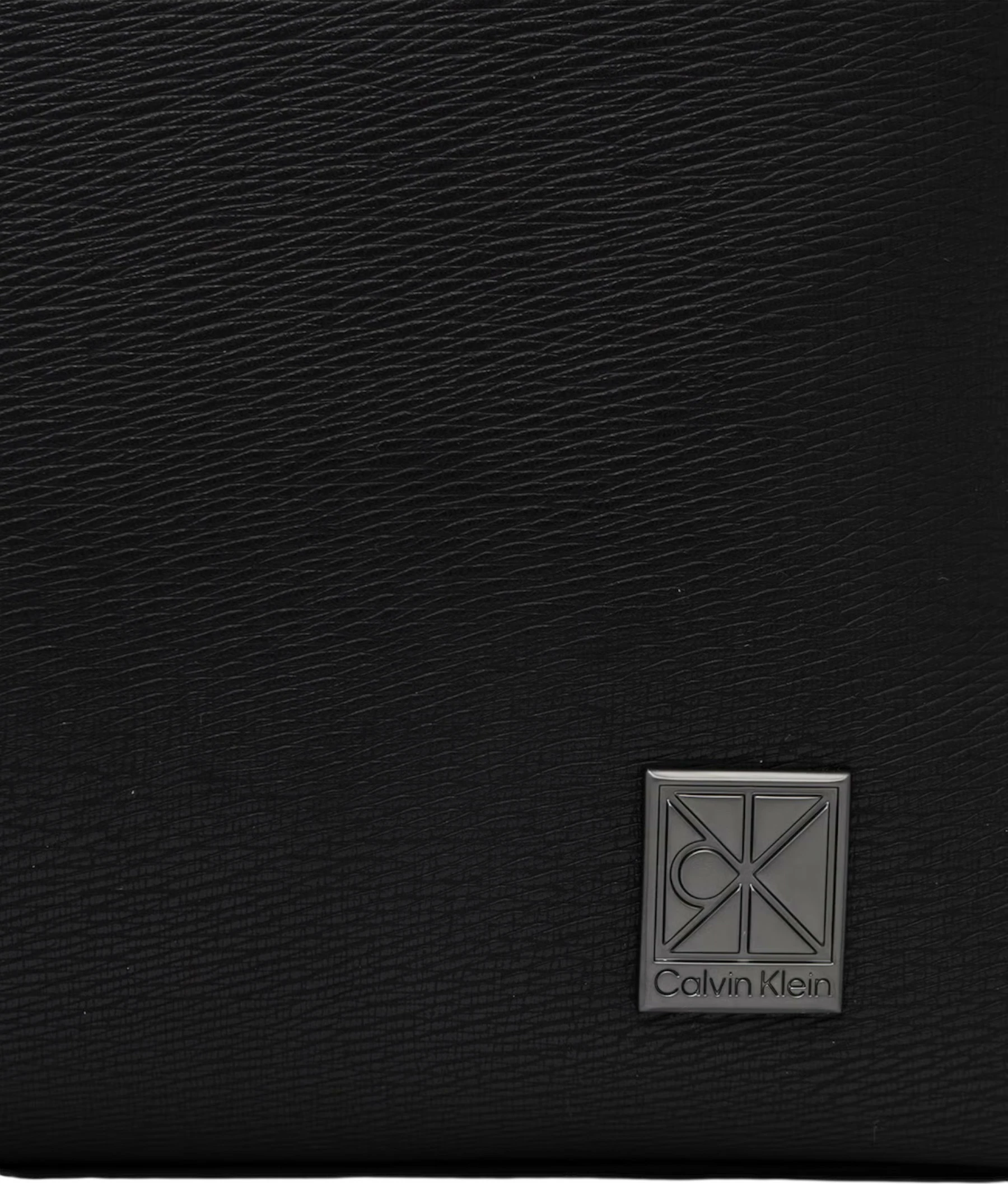 Çantë shpine për meshkuj Calvin Klein EMBLEM HW FLAP BACKPACK LV04D3422G, e zezë