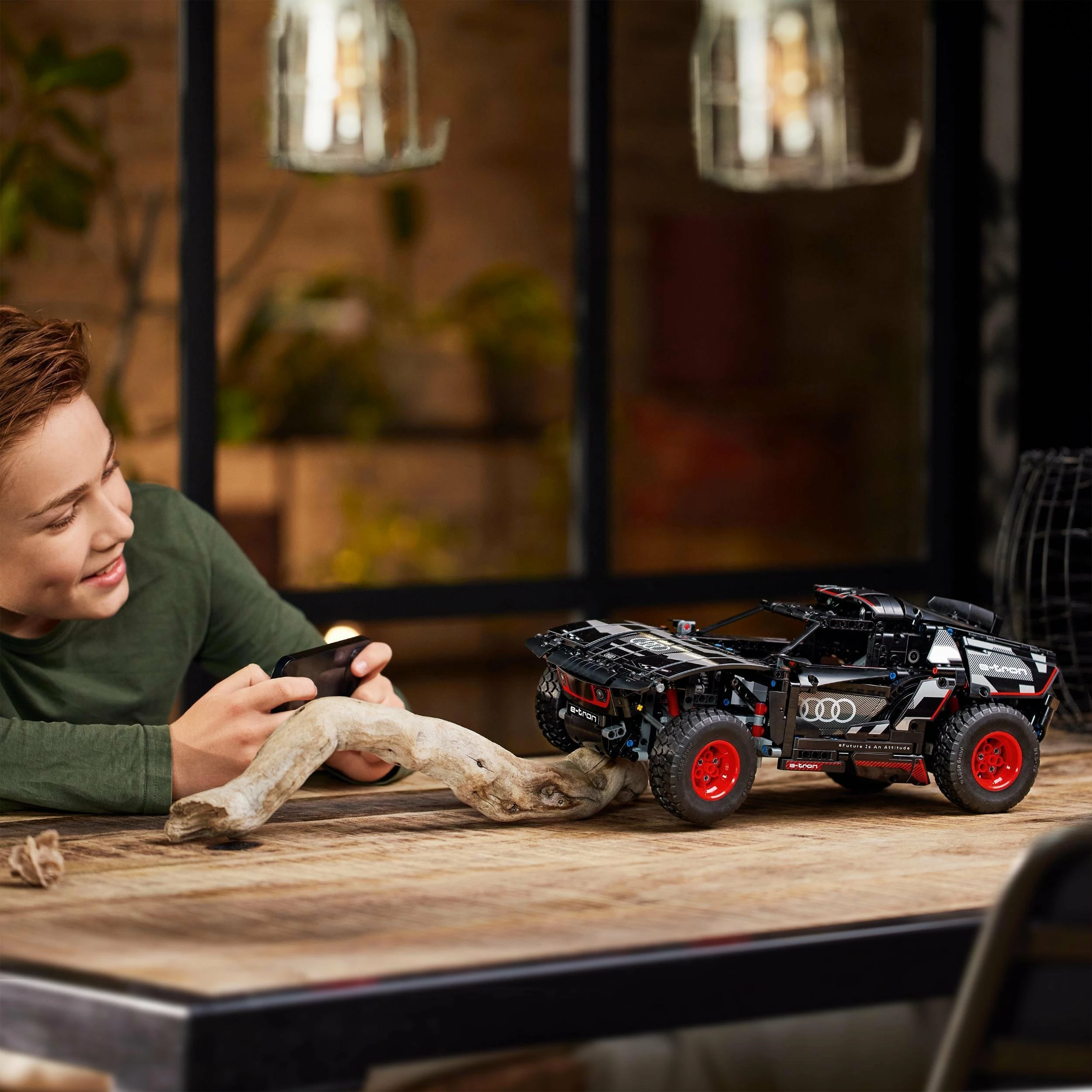 Set LEGO Technic Audi RS Q e-tron 42160, 914 copë, RC me CONTROL+ app, 10+, e zezë/kuqe
