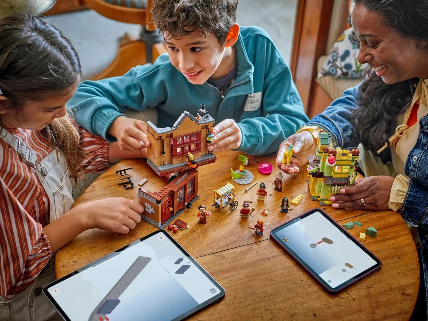 Set LEGO Harry Potter 76452, Quality Quidditch Supplies & Ice Cream Parlour, 795 pjesë, me 6 minifigura