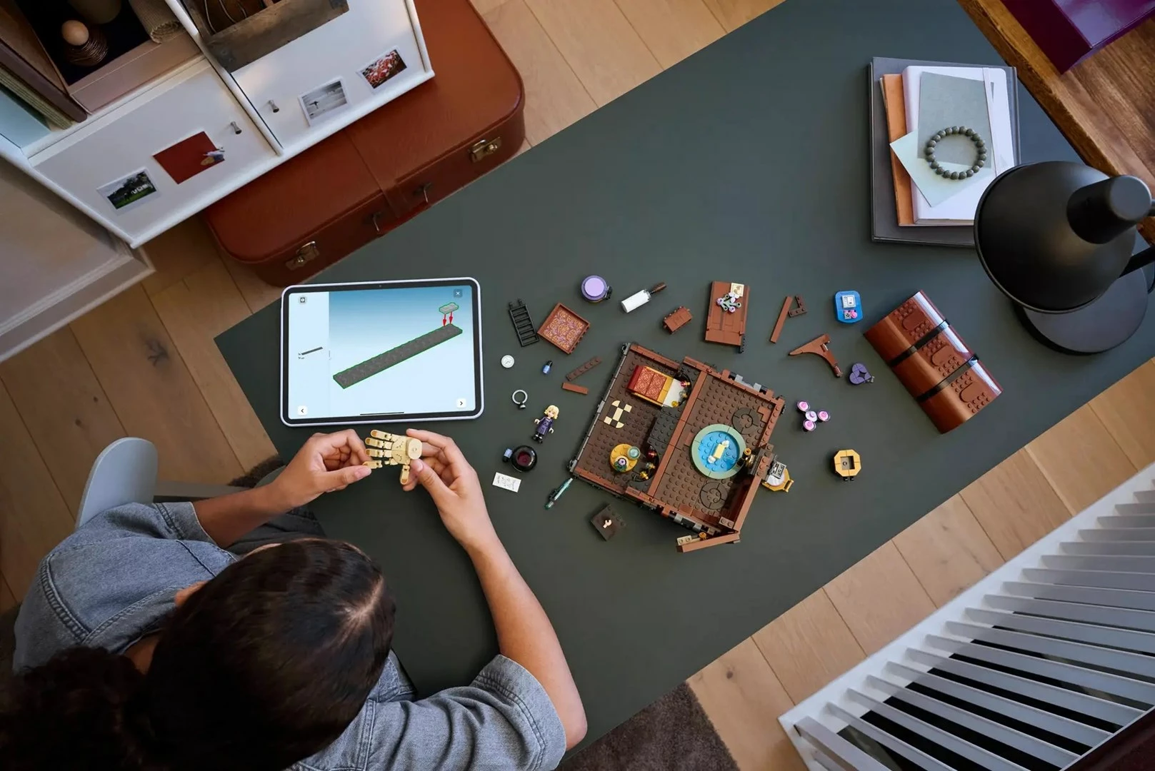 Set LEGO Wednesday Thing's Apartment 76785, 828 pjesë, për fëmijë 10+