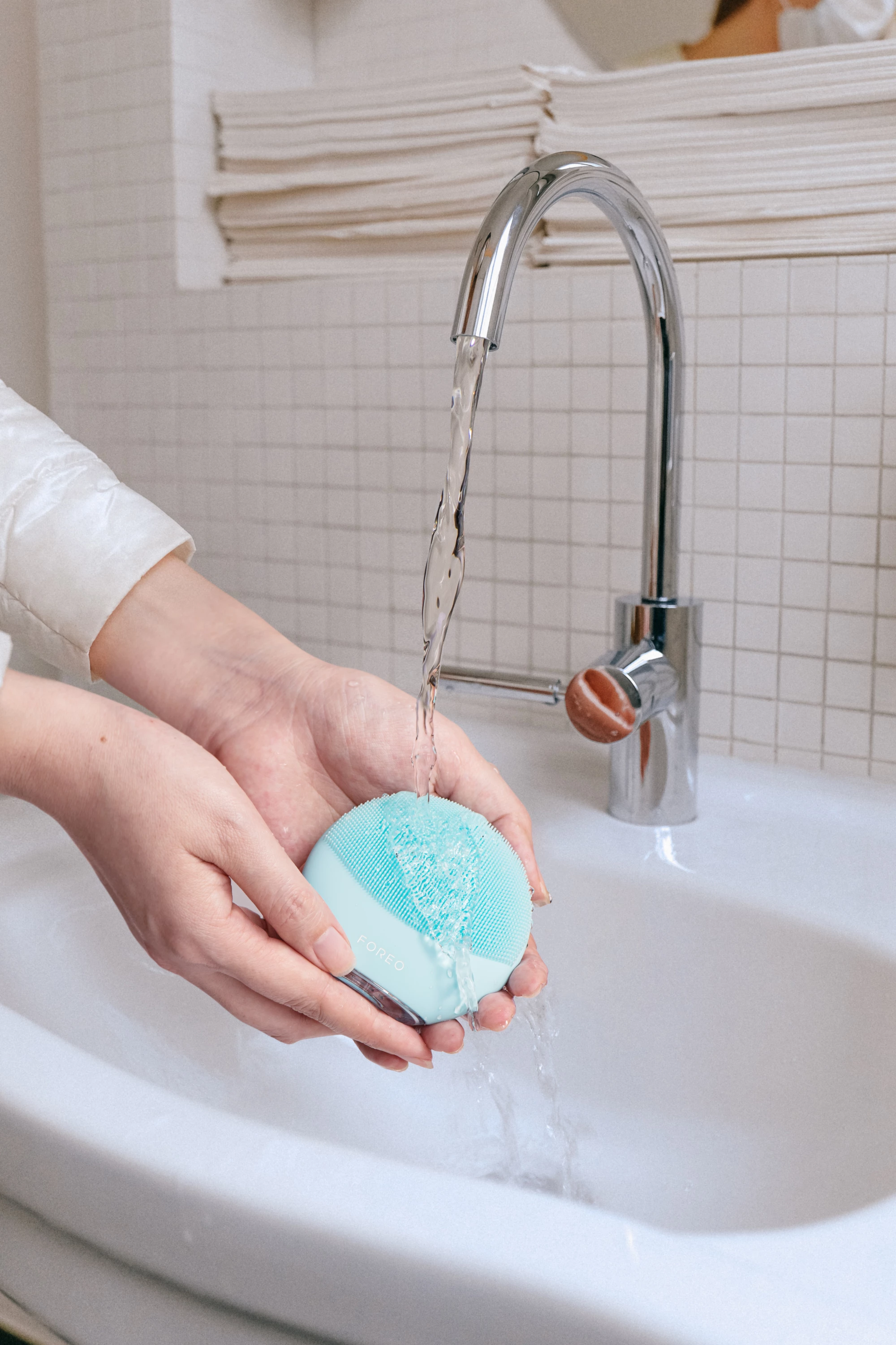 Pajisje smart pastrimi fytyre Foreo LUNA 4 mini, 2 zona, silikon, waterproof, 12 nivele, Blu Arktike, set me karikues USB + çantë udhëtimi