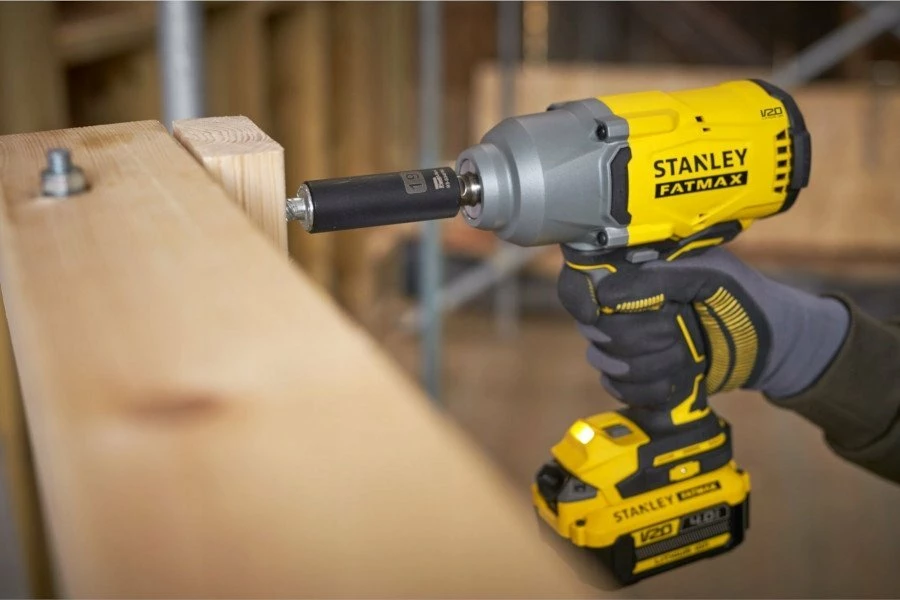Çelës impakti Stanley SFMCF940M1 18 V 1/2" 949 Nm, 1x bateri 4 Ah, me valixhe, verdhë/zi