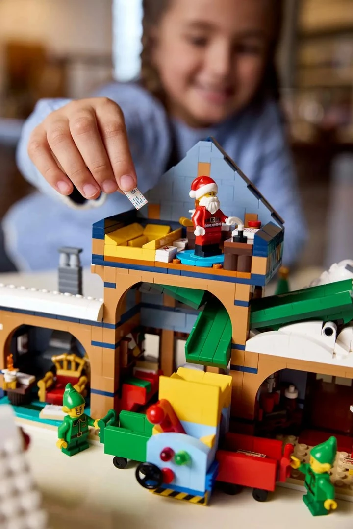 Set LEGO ICONS 10339 Santa's Post Office, 5 minifigura