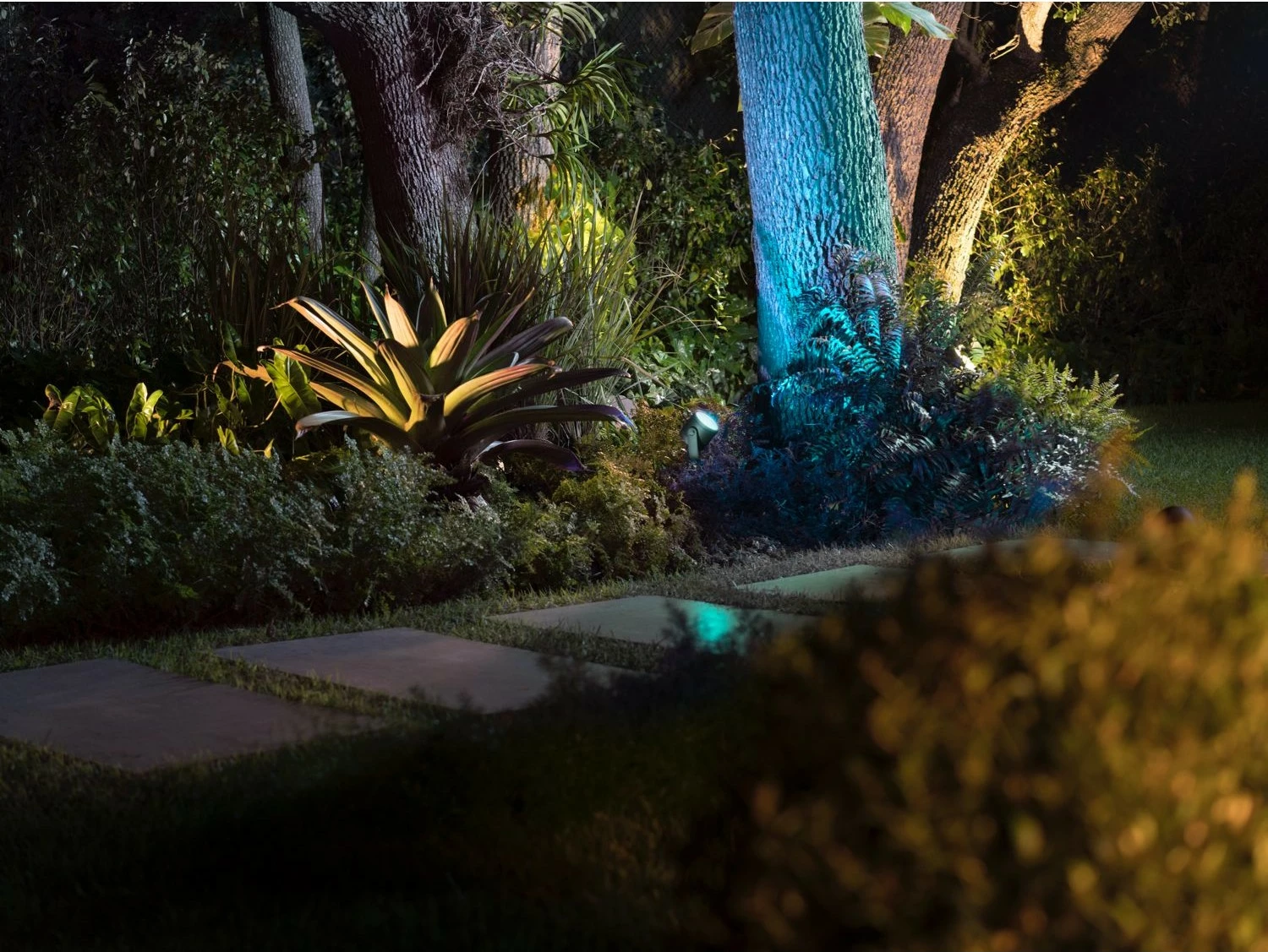 Dritë spot Philips Hue Lily XL, LED, e zezë, Smart, për ambient të jashtëm