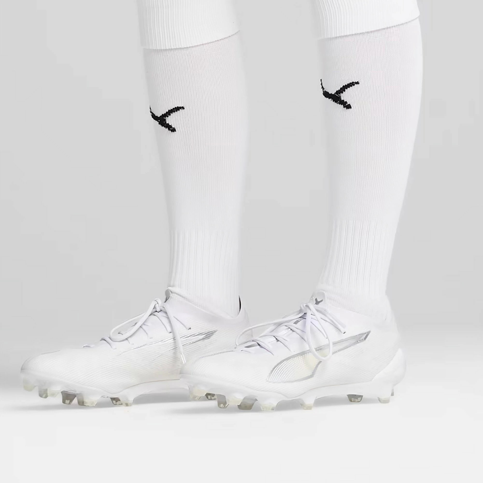 Këpucë futbolli Puma Ultra 5 Ultimate FG 107683-04, nr.43, sintetike, me lidhëse, për terren të butë/turf, të bardha