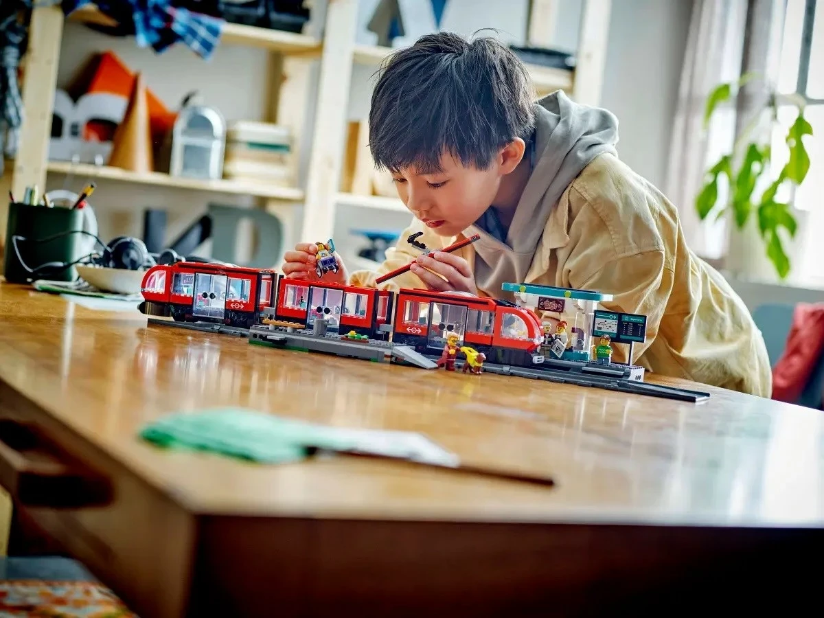 Set LEGO CITY 60423 Downtown Streetcar and Station