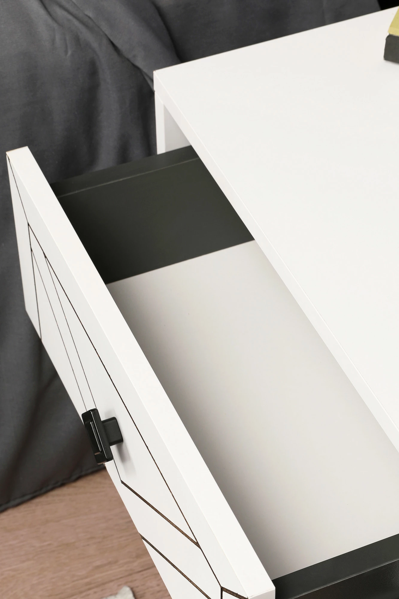 Komodinë anës krevati Hanah Home, Luna, e bardhë