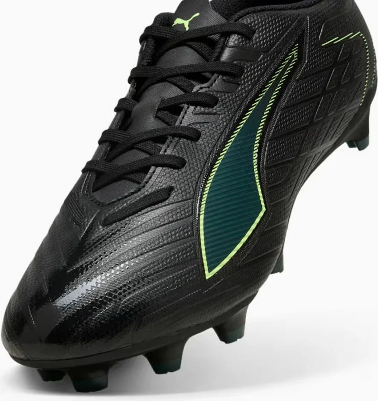 Atlete futbolli Puma, të zeza