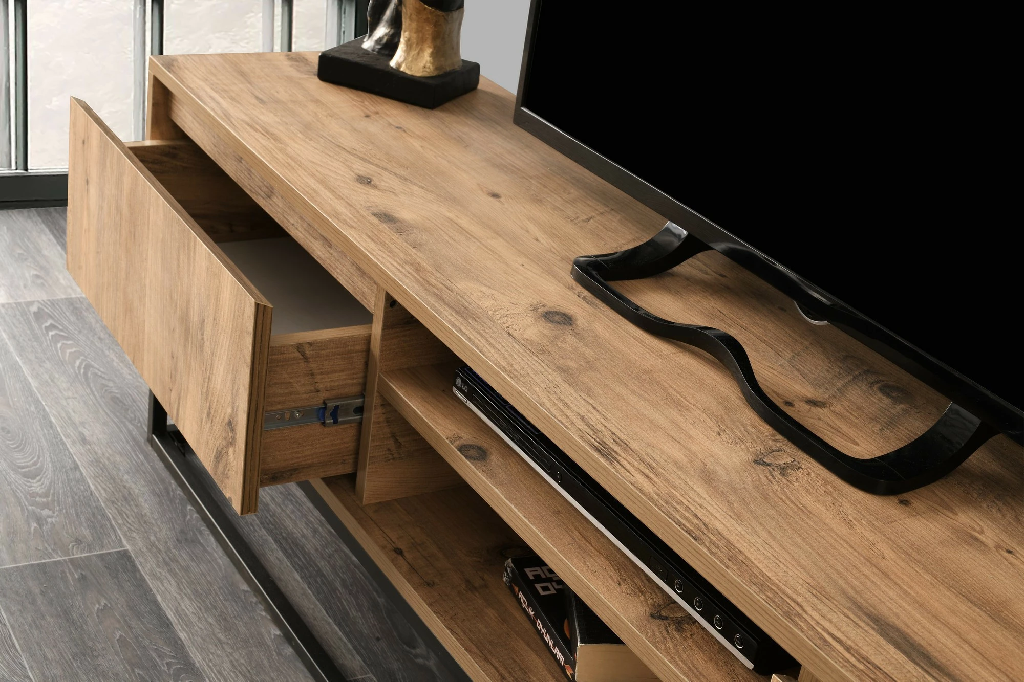 Komodë TV Hanah Home, Belinda 180, ngjyrë e zezë dhe pishë