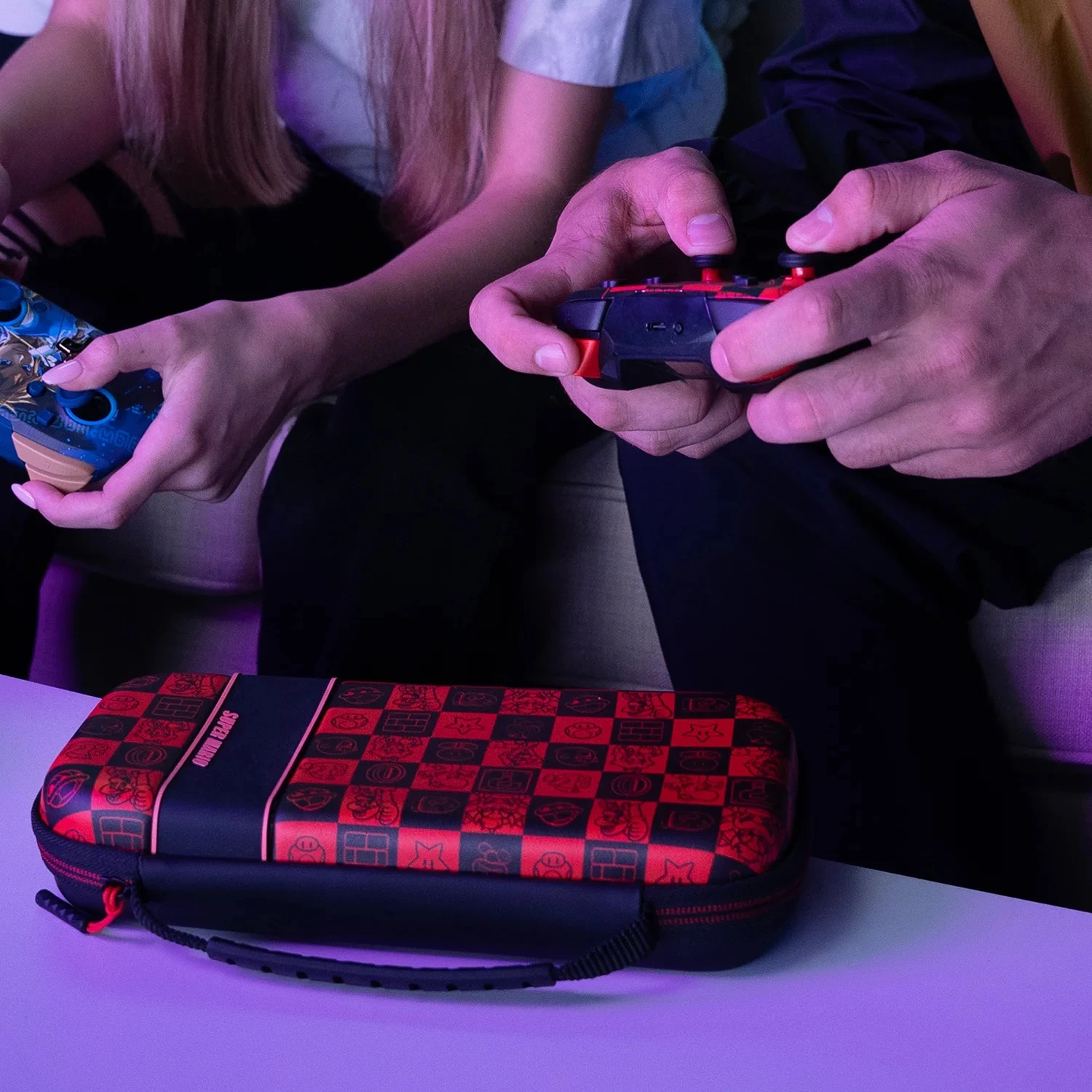 Kuti udhëtimi për Nintendo Switch PDP Switch Travel Case Plus Mario Icon Glow in the Dark, e kuqe/zezë