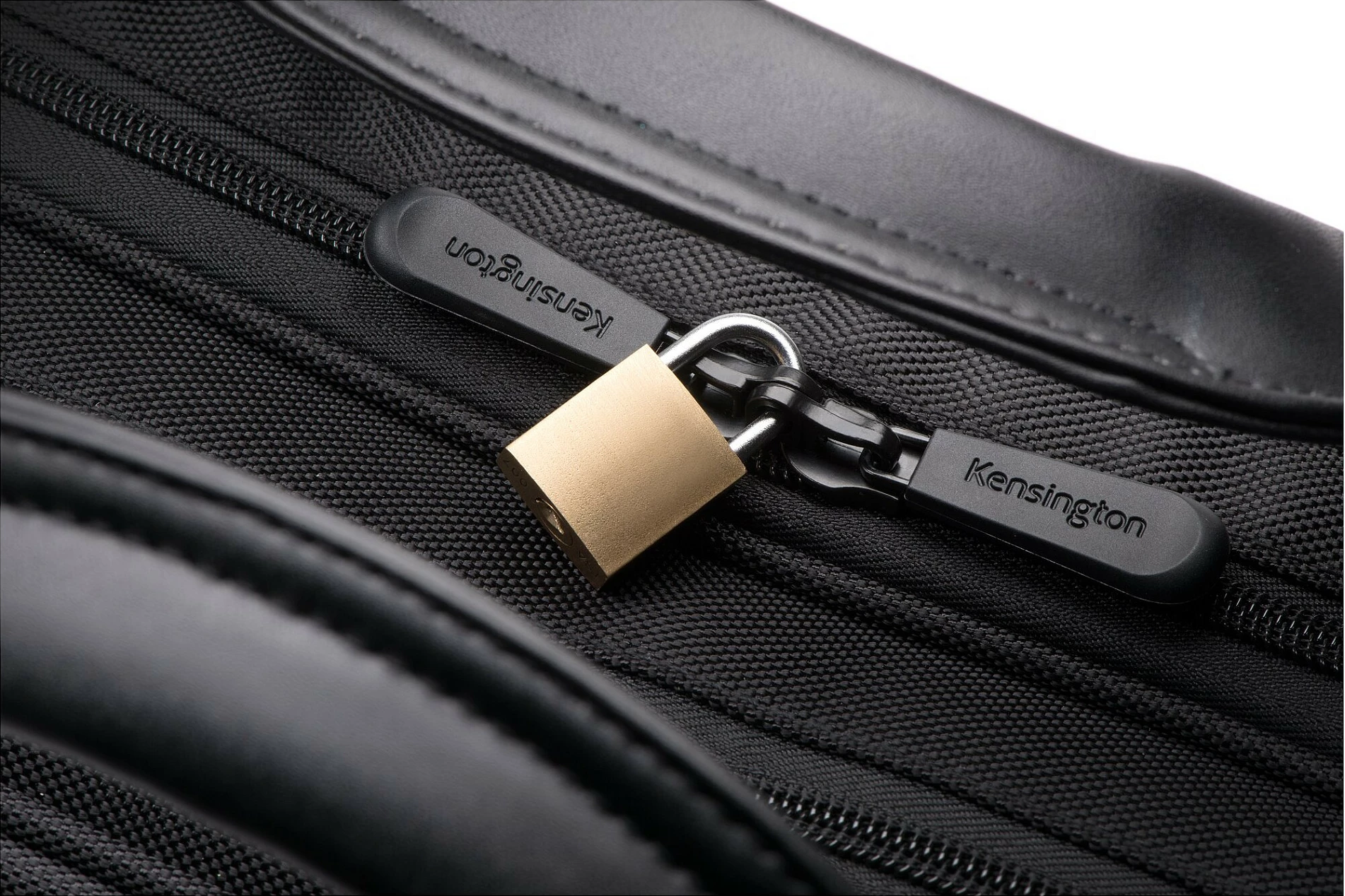 Çantë laptopi Kensington Contour 2.0, 15.6", e zezë