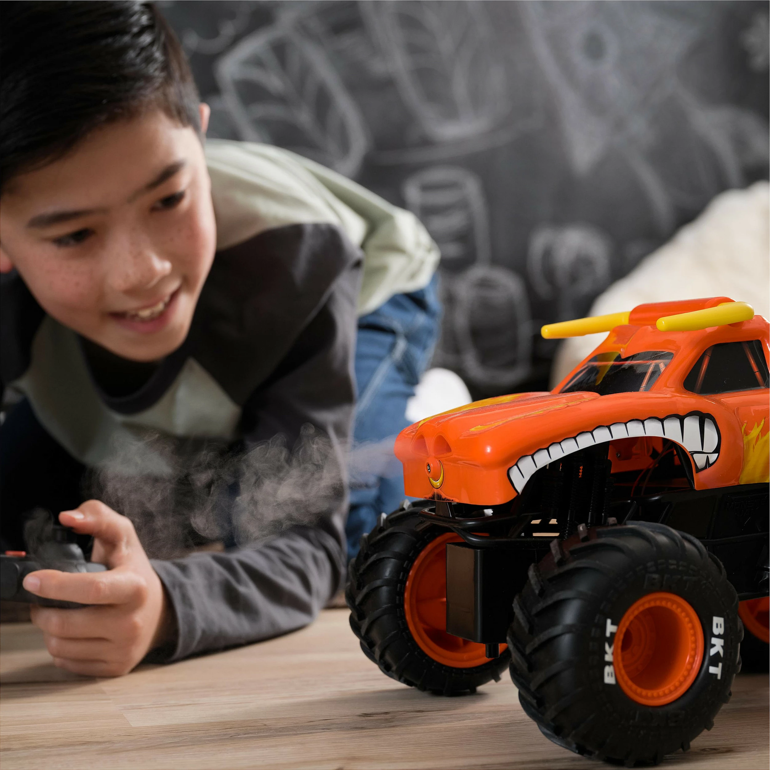 Kamion Monster Truck RC Spin Master Monster Jam El Toro Loco, shkallë 1:15, efekt tymi, zi/portokalli