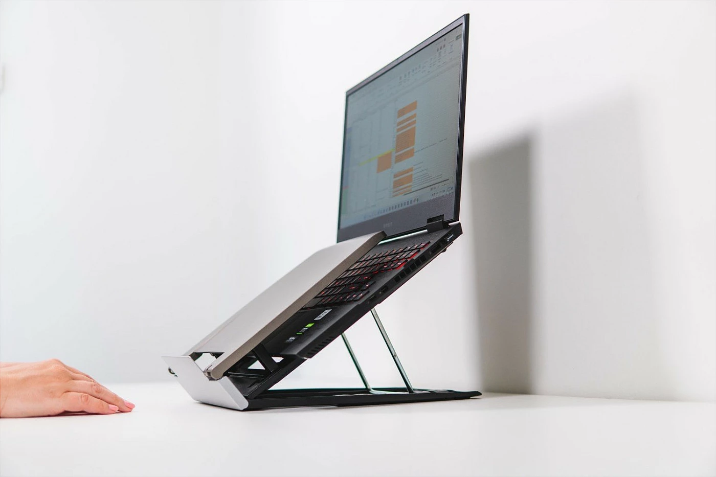 Mbajtëse laptopi BakkerElkhuizen Ergo-Q 330 Circular, për deri 17", e palosshme, e rregullueshme, 6 pozita, 6 kg, zi/gri