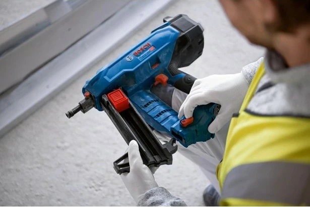 Gozhdues Bosch GNB 18V-38 Professional, 18V, magazinë e drejtë, pa gaz, zi/blu