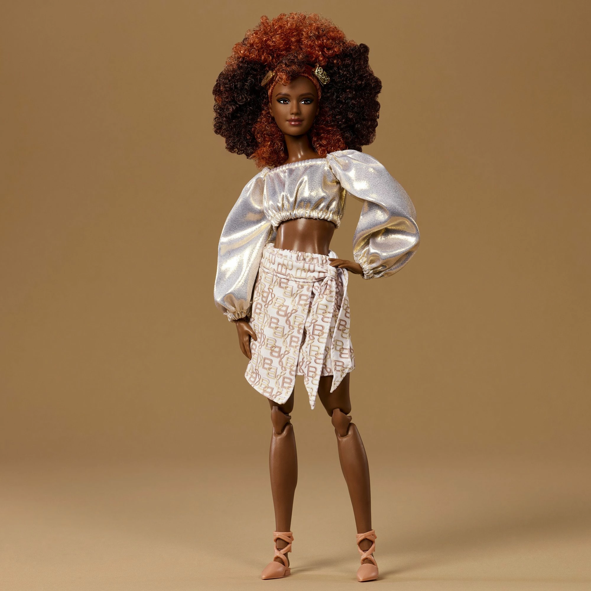 Kukull Barbie Mattel You Create Barbie Basics Neutral Set 002 (JJX36), me 2 koka të ndërrueshme, 4 veshje, aksesorë
