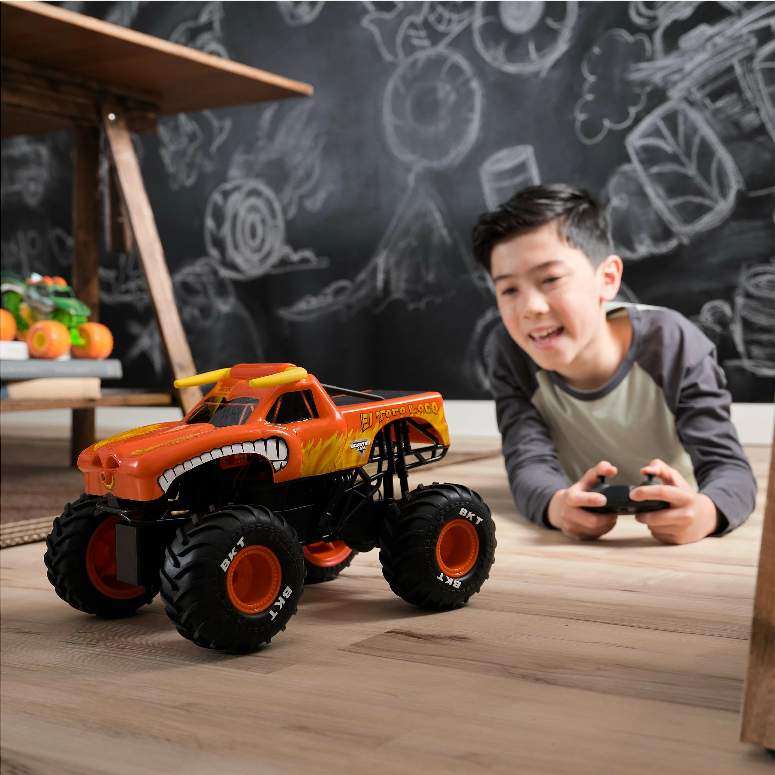 Kamion Monster Truck RC Spin Master Monster Jam El Toro Loco, shkallë 1:15, efekt tymi, zi/portokalli