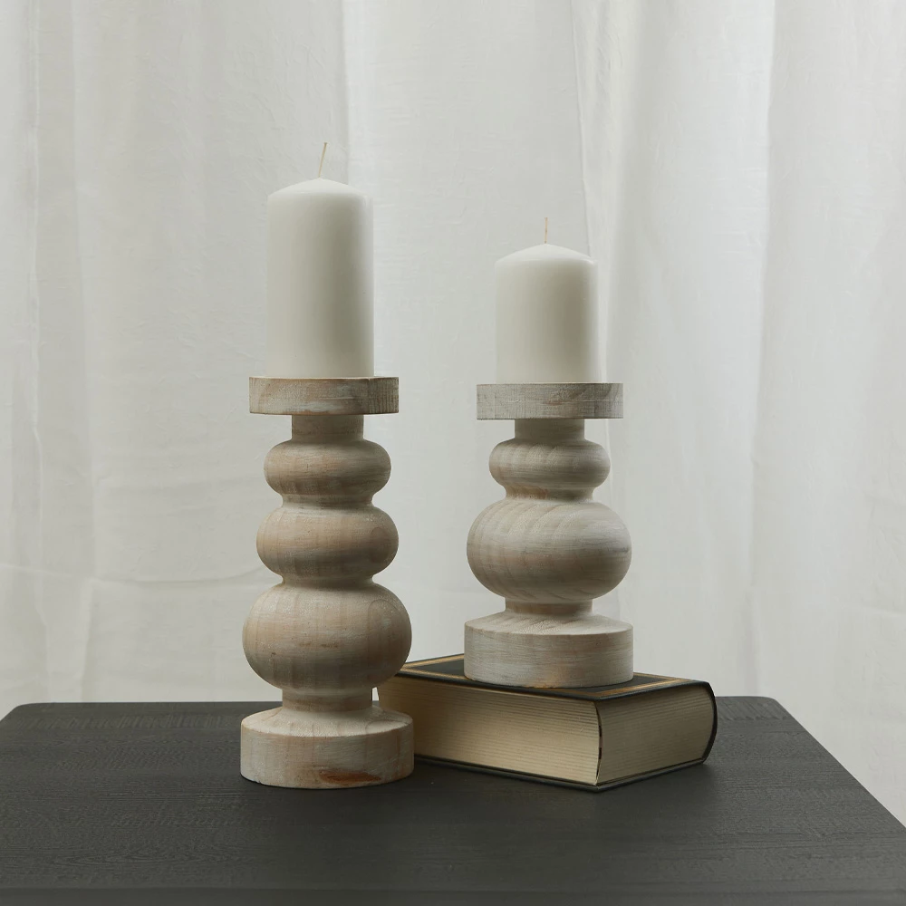 Mbajtëse për qirinj Pierre, dru, ngjyrë e bardhë-natyrale, 13x13x27 cm