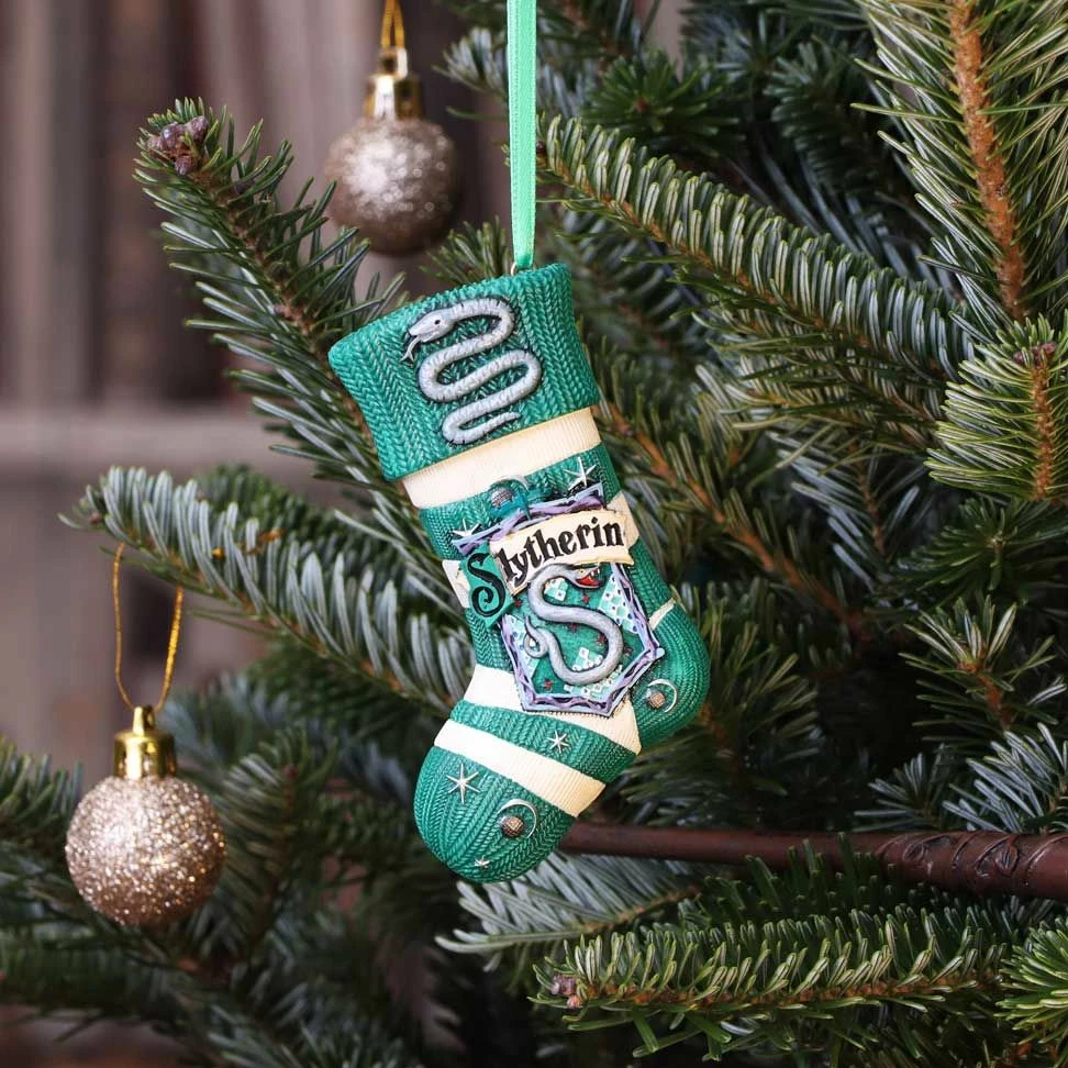 Ornament varës çorape Krishtlindjeje NEMESIS NOW Harry Potter Slytherin, rezinë e pikturuar me dorë, jeshile/argjendtë