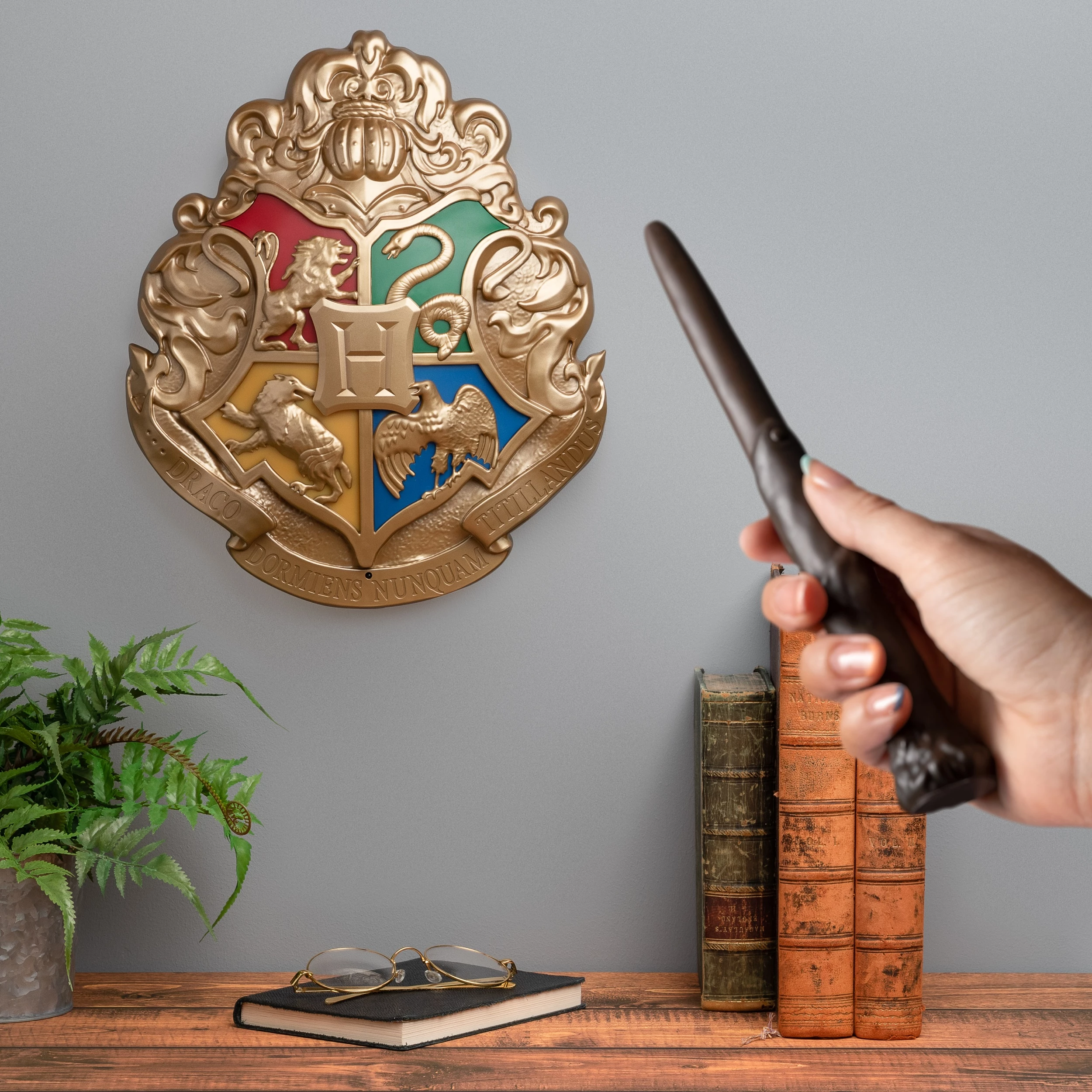 Lampë tavoline Paladone Harry Potter Hogwarts Crest 35 cm me telekomandë shkop, shumëngjyrëshe