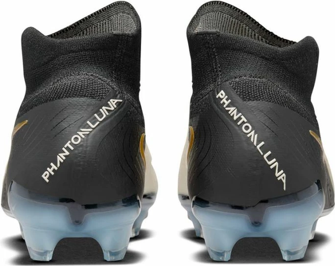 Atlete futbolli Nike për meshkuj, të bardha e të zeza