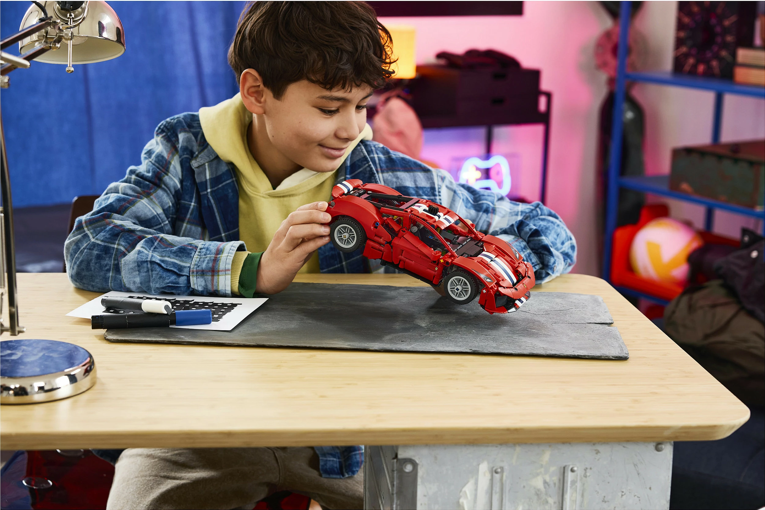 Set ndërtimi LEGO Technic Ferrari 488 Pista 42235, 882 copë, i kuq