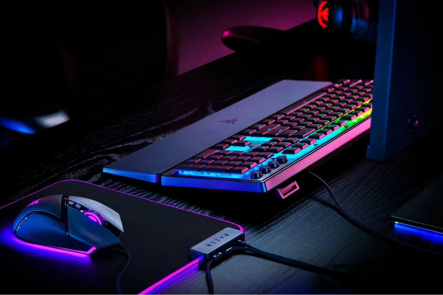 Tastierë gaming Razer Ornata V3, RGB, me kabllo, DE-Layout, me mbështetëse dore, e zezë