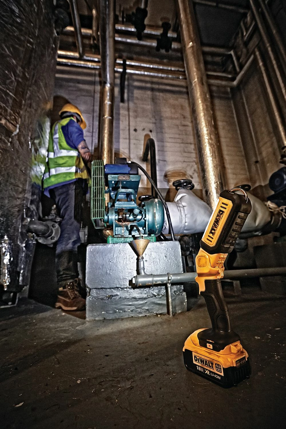 Llambë pune LED DeWalt DCL050, 18V XR, 250-500 lm, IP54, pivot, e verdhë/zezë