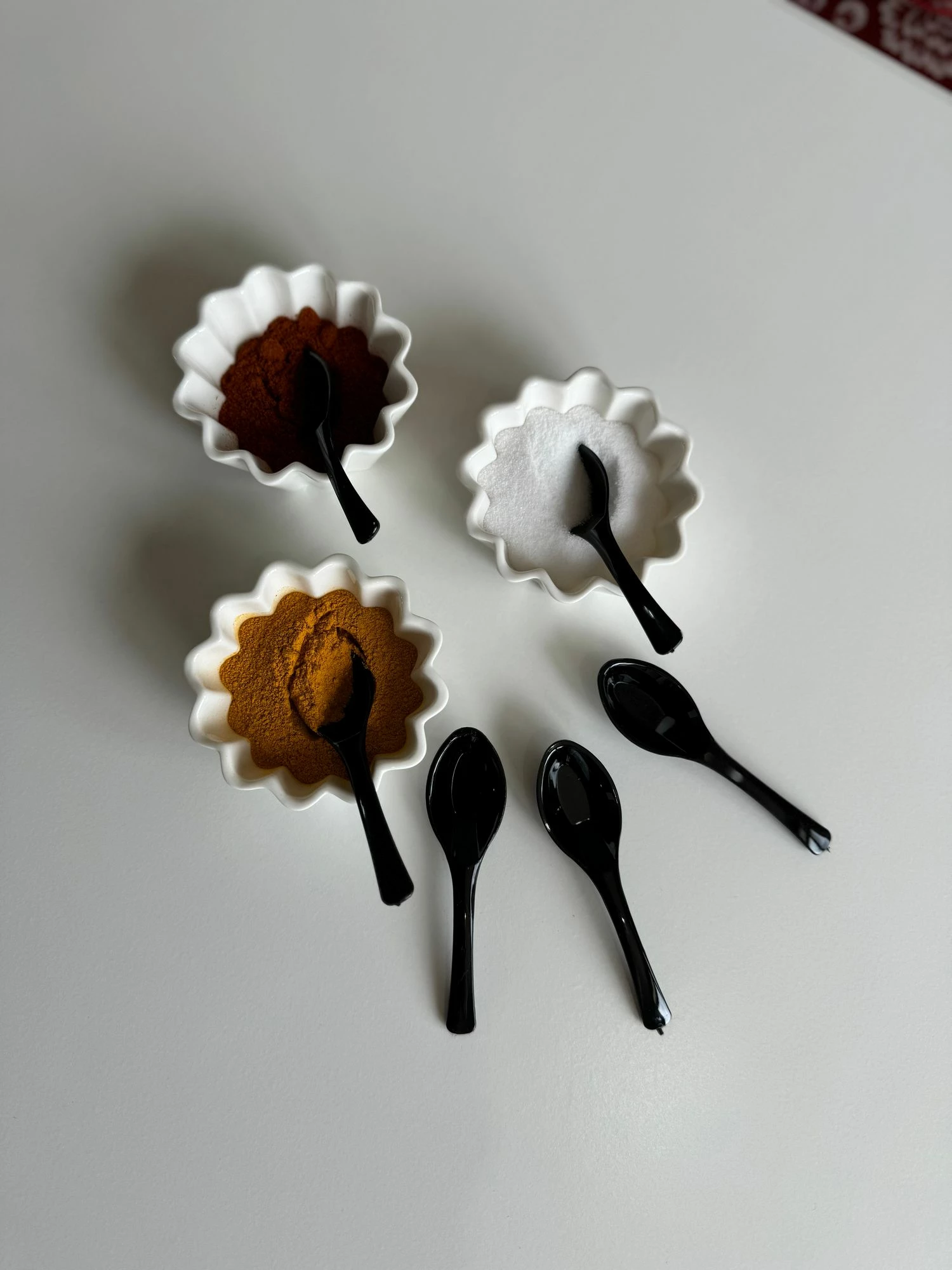 Set lugësh plastike, 12 copë, ngjyrë e zezë, Hermia, EKR-002