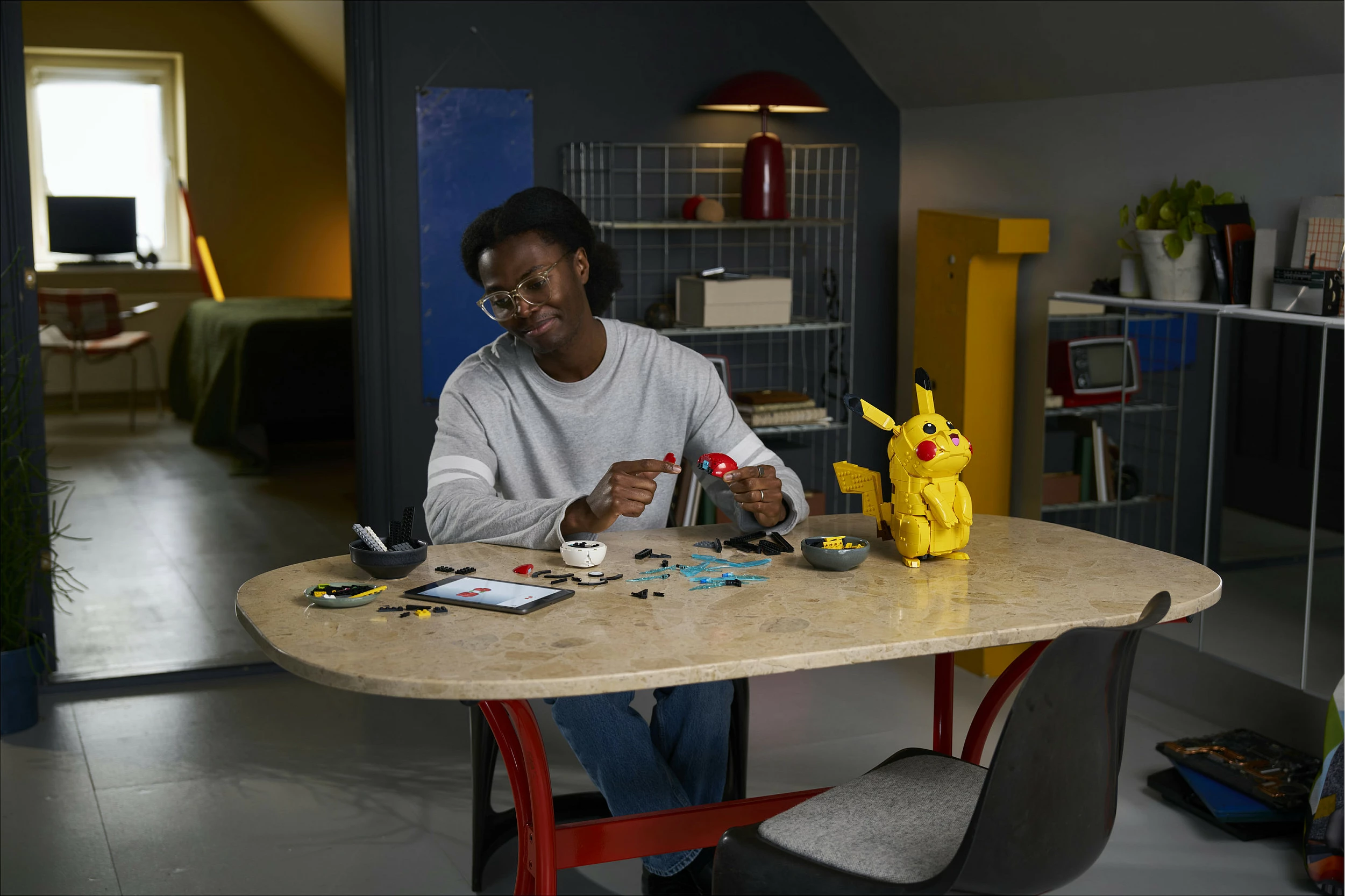 Set ndërtimi LEGO Pokémon Pikachu dhe Poké Ball 72152, 2050 copë, multikolor