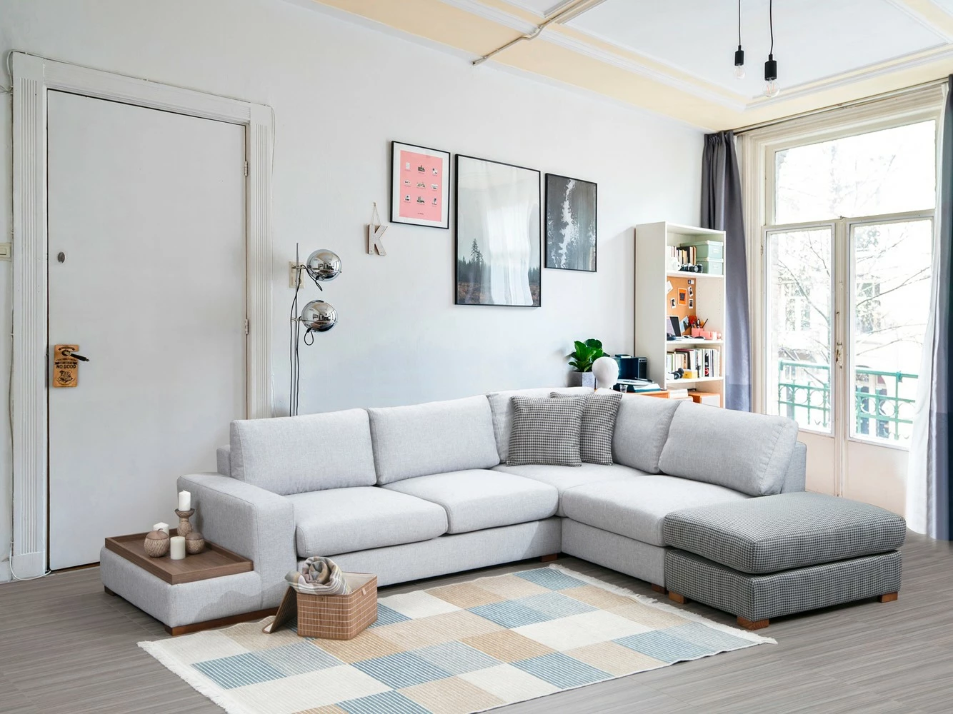 Këndare Atelier del Sofa, Loop 4, ngjyrë gri e çelët, me pouf dhe tavolinë anësore