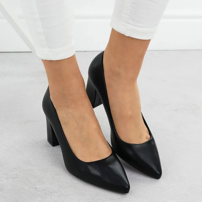 Këpucë me takë të trashë për femra LEONE PB414, të zeza