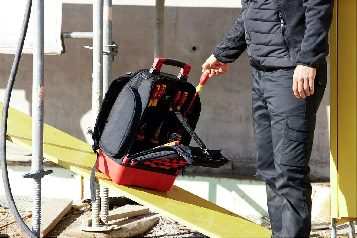 Çantë shpine për vegla Wiha Werkzeugrucksack Electric, e zezë/kuqe